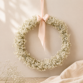 Couronne murale en gypsophile stabilisé – Décoration florale intemporelle