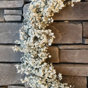 Couronne murale en gypsophile stabilisé – Décoration florale intemporelle