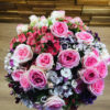 Bouquet avec feuillages et fleurs de saison