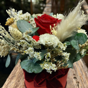 Boite fleurie LOVE  avec fleurs éternelles
