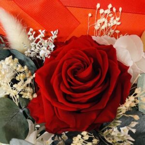 Boite fleurie LOVE avec fleurs éternelles