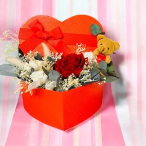 Boite fleurie LOVE avec fleurs éternelles