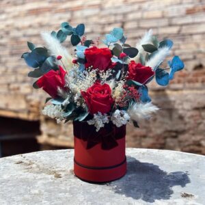 Boîte ronde rouge avec rose éternelle et fleurs stabilisées – Création artisanale unique – Cadeau romantique sans entretien