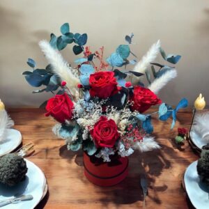 Boîte ronde rouge avec rose éternelle et fleurs stabilisées – Création artisanale unique – Cadeau romantique sans entretien