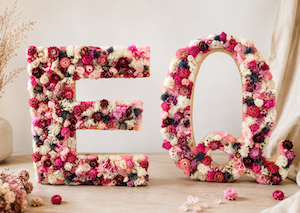 Lettre fleurie personnalisée en fleurs stabilisées et séchées – 45 cm