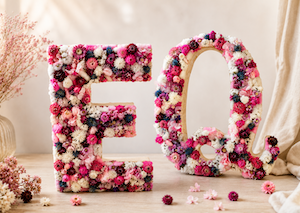Lettre fleurie personnalisée en fleurs stabilisées et séchées – 45 cm