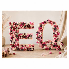 Lettre fleurie personnalisée en fleurs stabilisées et séchées – 45 cm