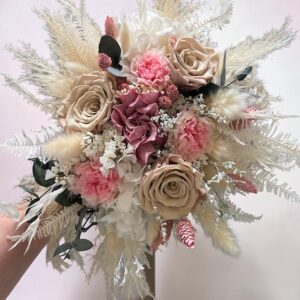 Bouquet mariée bohème fleurs stabilisées blanc rose nude, bouquet pampas mariage,