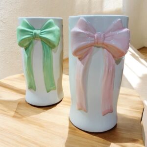 Vase en porcelaine blanche avec nœud décoratif