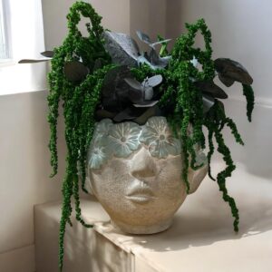 T. Pot décoratif visage en béton avec eucalyptus et amarante stabilisés – Décoration végétale éternelle