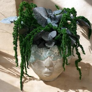 T. Pot décoratif visage en béton avec eucalyptus et amarante stabilisés – Décoration végétale éternelle